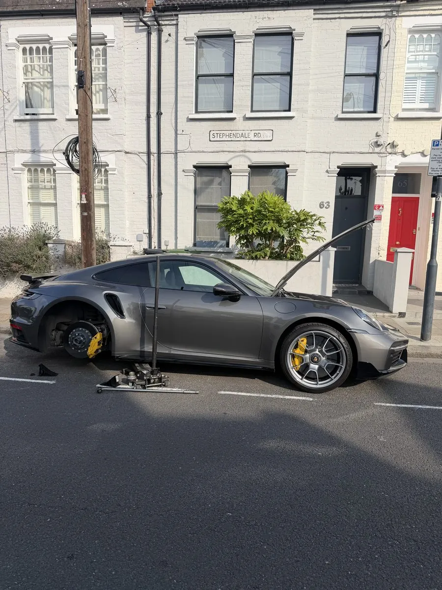 911 Turbo S, kerbside tyre change